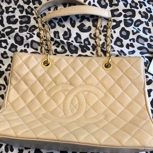 💯 % authentic CHANEL GST CAVIAR cream color